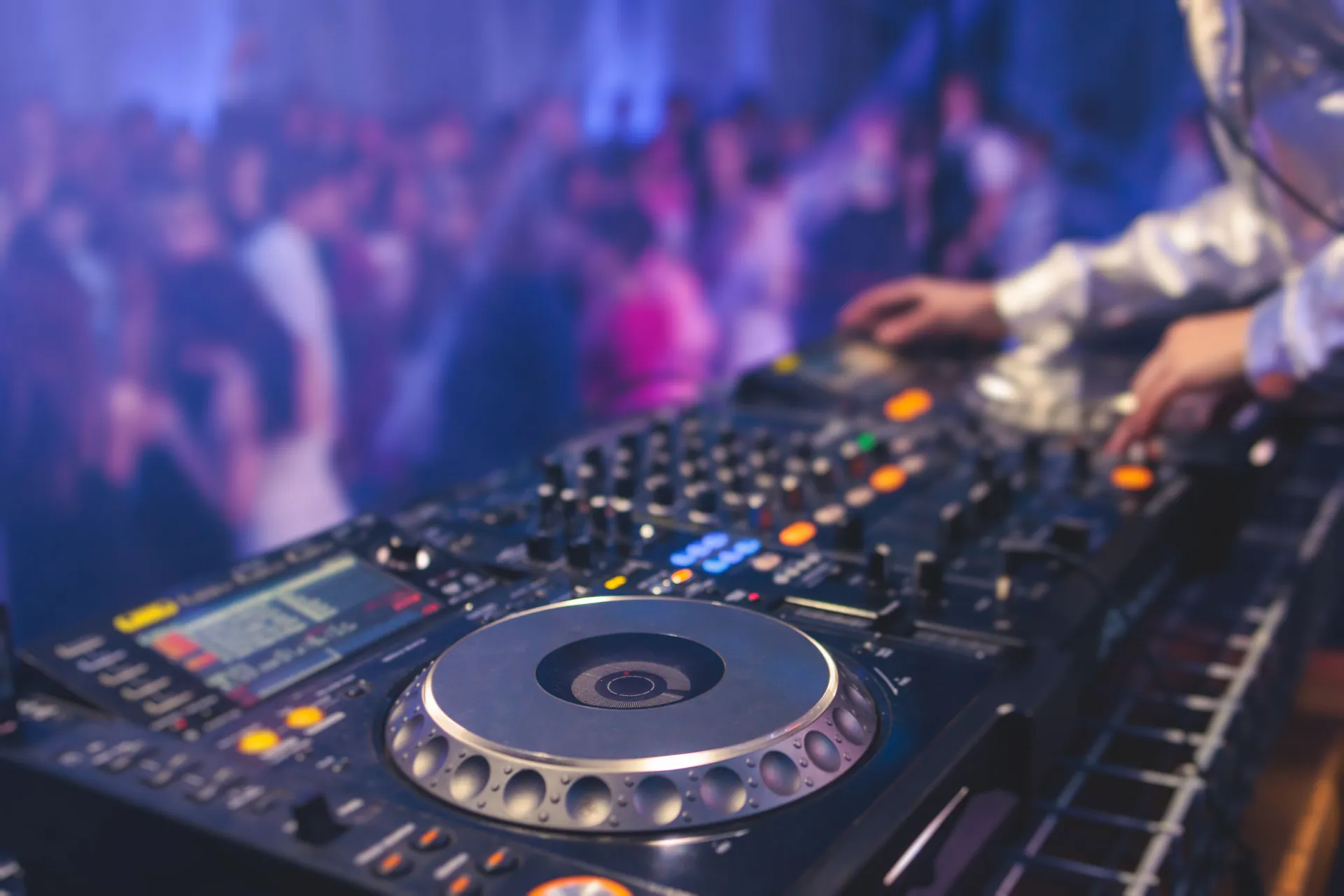 ein-dj-legt-in-einer-disco-auf-symbolbild-in-muenchen-sollen-auch-in-der-nacht-von-gruendonnerstag-auf-karfreitag-die-tanzflaechen-nicht-leer-bleiben